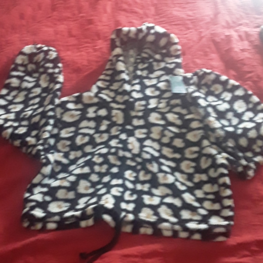 Half top sweater with hood